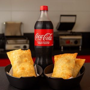 imagem do produto COMBO 03 - Contém: 2 pastéis fritos de carne moída + 2 pastéis fritos de frango + 1 coca-cola 1L.