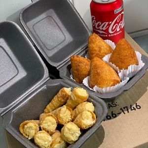imagem do produto COMBO 01 - Contém: 4 coxinhas de frango + 10 canudos de frango + 1 coca lata 350ml.