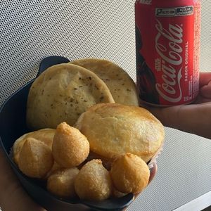 imagem do produto COMBO 02 - Contém: 2 empadas + 2 pastéis de forno + 10 mini coxinhas + 1 coca lata 350ml.