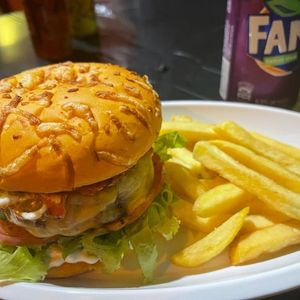 imagem do produto Dilli's Burguer clássico 1.0 + batata 100g + refrigerante lata