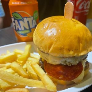 imagem do produto Dilli's Duplo pepperoni + batata 100g + refrigerante lata