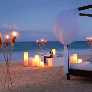 La lune brille sur cett belle soirée