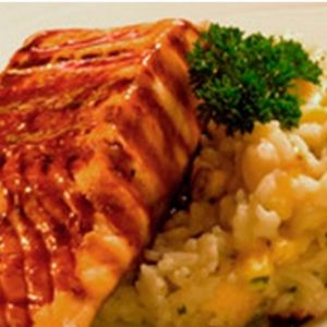 imagem do produto Salmão grelhado com risoto de banana-da-terra e molho agridoce