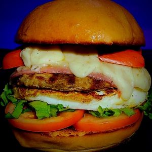 imagem do produto X-salsicha +fritas+refrigerante lata.