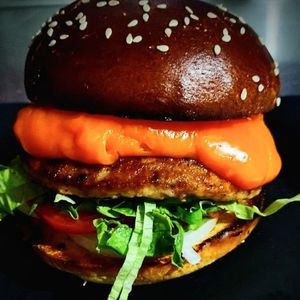 imagem do produto  burguer Cheddar +fritas+refrigerante lata 