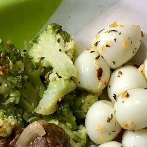 imagem do produto Salada de Brócolis e ovos de codorna 
