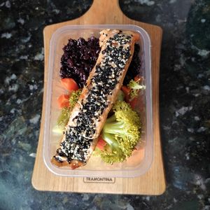 imagem do produto Salmão grelhado com crosta de gergelim 