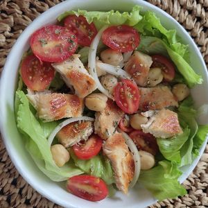 imagem do produto Salada com frango e grão-de-bico 
