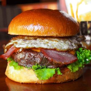 imagem do produto X bacon, carne de hambúrguer, maionese temperada, bacon,queijo 