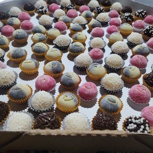 imagem do produto Cento de doces gourmet tradicionais.