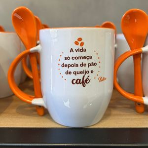 imagem do produto CANECA DE PORCELA A VIDA SÓ COMEÇA DEPOIS DO PÃO DE QUEIJO COM CAFÉ