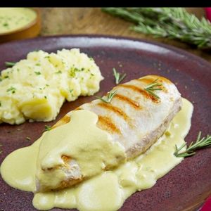 imagem do produto Peito de frango com molho de mostarda e purê de batata amanteigado
