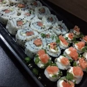 imagem do produto 15 URAMAKI E 15 HOSSOMAKI DE SALMÃO 