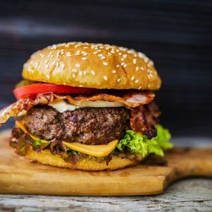 imagem do produto Faroeste promoção acompanha 80g de fritas.  