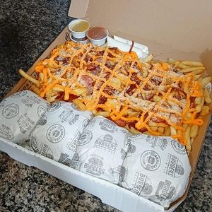 imagem do produto 4X TOP TUDO +BATATA FRITA TURBINADA COM CHEDDAR CREMOSO, PARMESÃO, BACON E CALABRESA. 