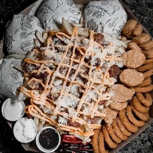 imagem do produto 4X BURG+16 NUGGTS+16 ANÉIS DE CEBOLA+BATATA FRITA TURBINADA COM CHEDDAR, BACON, CALABRESA E PARMESÃO)