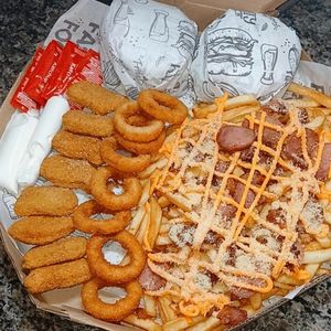 imagem do produto 2X BURG+8 ANÉIS DE CEBOLA+8 NUGGTS+BATATA FRITA TURBINADA COM CHEDDAR, BACON, CALABRESA E PARMESÃO.)