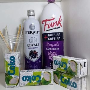 imagem do produto Combom Gin Eternily Royale Dark Berry com Energético Royaly Dark Berry + 4 gelos de coco + 4 copos + 4 canudos 