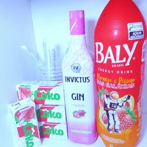 imagem do produto Combo Gin Invictus morango  com energético bally morango + 4 gelos de morango 4 copos de 770 ml e 4 canudos  