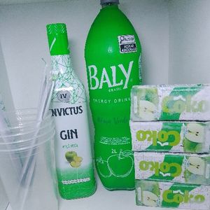 imagem do produto Combo Gin Invictus maçã verde com energético bally 2 litros maçã verde + 4 gelos de maçã verde + 4 copos 770 ml e 4 canudos