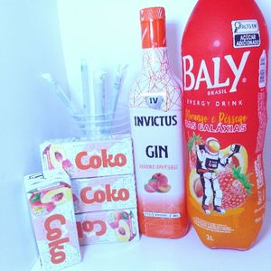 imagem do produto Como Gin Invictus morango com pêssego com energético bally 2 litros morango e pêssego + 4 gelos de pêssegos + 4 copos e 4 canudos 
