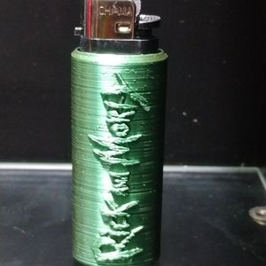 imagem do produto Porta isqueiro Verde com nome Rick Morly acompanha o isqueiro segunda linha 