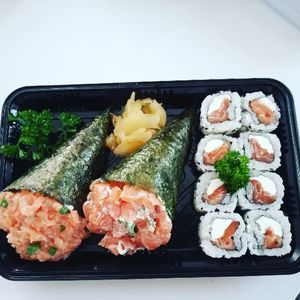 imagem do produto Combinado com 2 Temak com 8 urumaki salmão 