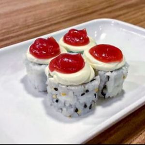 imagem do produto Urumaki salmão com geleia de morango" 8 unidades 