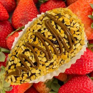 imagem do produto Coxinha de Ferrero Rocher com morango - 100g