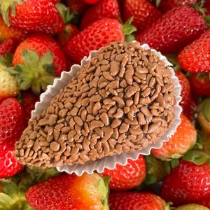 imagem do produto Coxinha de brigadeiro preto com morango - 100g