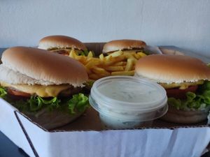 imagem do produto Combo 4 Lanches + Fritas + Refri