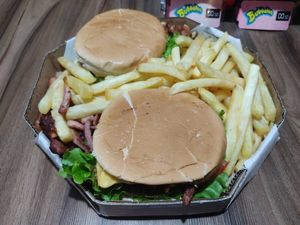 imagem do produto Combo 2 Lanches Grandes + Fritas + Refri