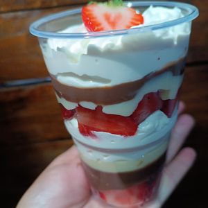 imagem do produto Ninho duplo com chocolate e morango 