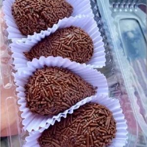 imagem do produto Combo Com 4 Mini Coxinhas De Brigadeiro Com Morango Dentro