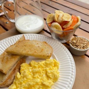 imagem do produto Combo Combinadinho - Ovo mexido com toast + porção de frutas + iogurte + granola