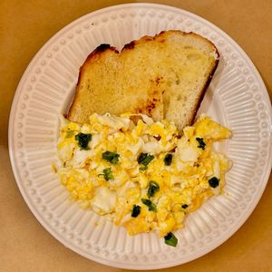 imagem do produto 138- Ovo mexido com bacon e toast