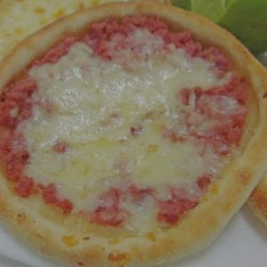 imagem do produto ESFIHA DE QUEIJO COM CALABRESA 