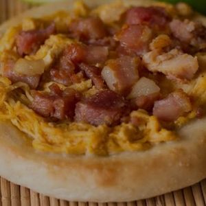 imagem do produto ESFIHA DE FRANGO E BACON 