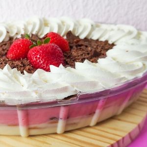 imagem do produto Pavê Morango - TRAVESSA G SERVE 10 PESSOAS