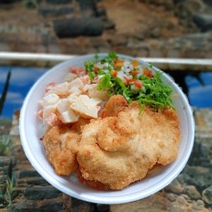 imagem do produto Frango a milanesa com salada de maionese.