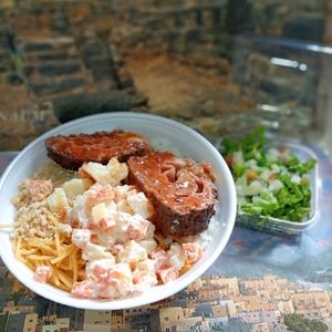 imagem do produto Rocambole de carne moída com queijo e presunto. com salada de maionese 
