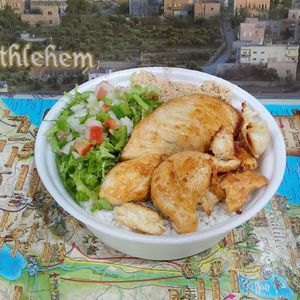 imagem do produto Frango grelhado com de tomate cebola e pimentão e alface 🥬