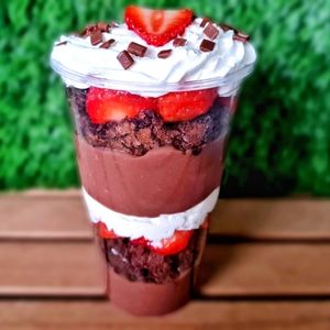 imagem do produto Copo brigadeiro com frutas, brownie e chantininho 300ml