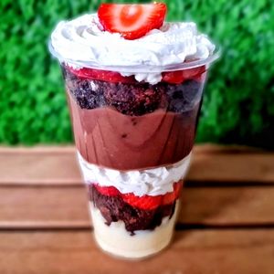 imagem do produto Copo Ninho com brigadeiro, frutas, brownie e chantininho 300ml