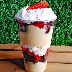 imagem do produto Copo ninho com frutas, brownie e chantininho 300ml.  