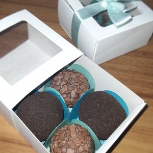 imagem do produto Caixa MIX - Brigadeiro tradicional e brigadeiro recheado com Oreo