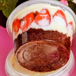 imagem do produto Bolo de pote ninho com morangos 