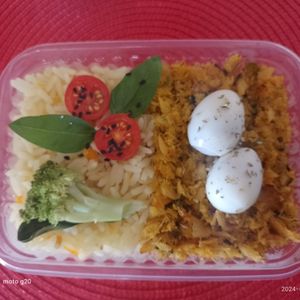 imagem do produto MARMITA FIT ÔMEGA 3 - 150g bacalhau refogado + 150g arroz integral + 2 ovos de codorna e tomate cereja