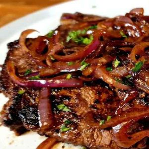 imagem do produto MARMITA FIT COM 150G MACARRÃO INTEGRAL AO MOLHO DE TOMATE NATURAL 150G TIRAS DE PATINHO ACEBOLADO