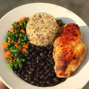 imagem do produto Marmita Fit com Peito de Frango Grelhado Acompanhada de brócolis e cenoura cozidos a vapor, saudáveis e saborosos! Escolha a sua e aproveite uma refeição leve e nutritiva!